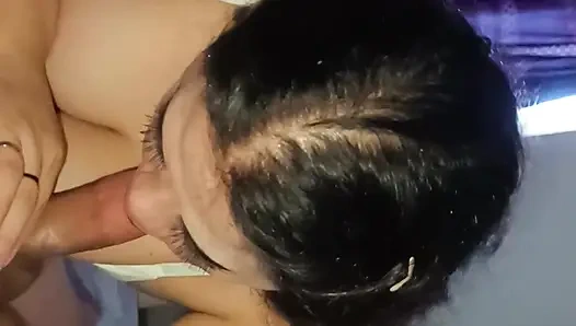 Tante seksi toket besar nyepong kontol teman suaminya