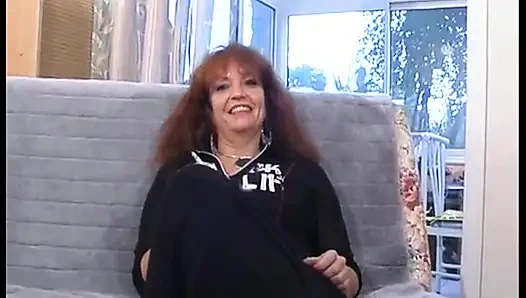 We Caste Sonia, хорошенькая зрелая девушка, которая хочет иметь хороший молодой хуй