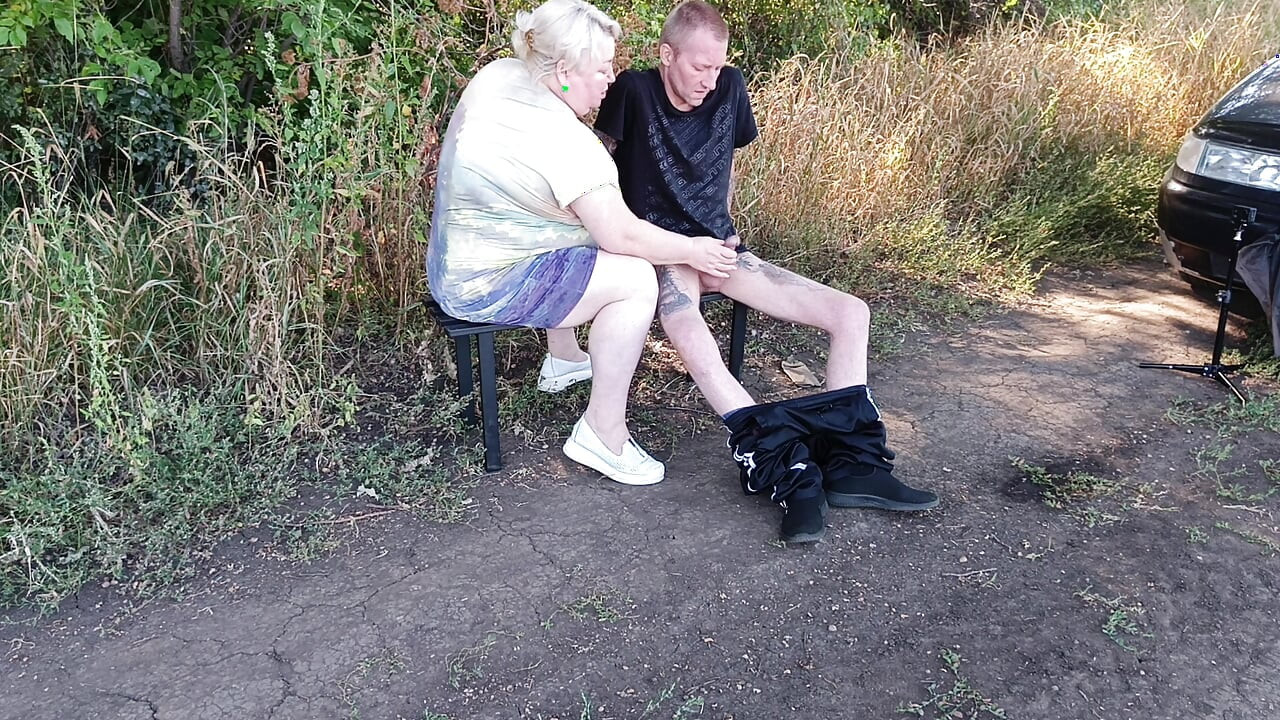 Susjed mi puši kurac u javnom parku na klupi dok ne svršim
