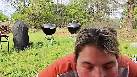 Немного развлечения на улице после работы во дворе. Некоторые поклонение члену и обратная наездница скачет в наших качелях на улице.