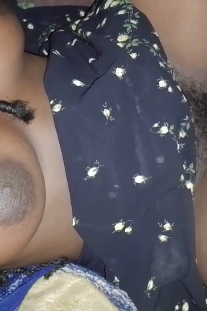 בחורה עם ציצים גדולים מקבלת את הכוס הצמוד שלה דופק