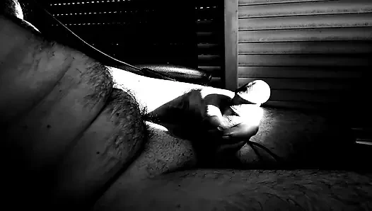 Uzun mastürbasyon. Yalnız adam. sert af. Sonunda azdırıyor ve patlıyor - b&w kayıt
