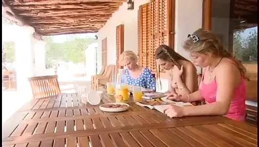 Yüzme havuzunda ateşli orta yaşlı seksi kadınlar