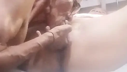 Jilat memek istriku sampai banjir