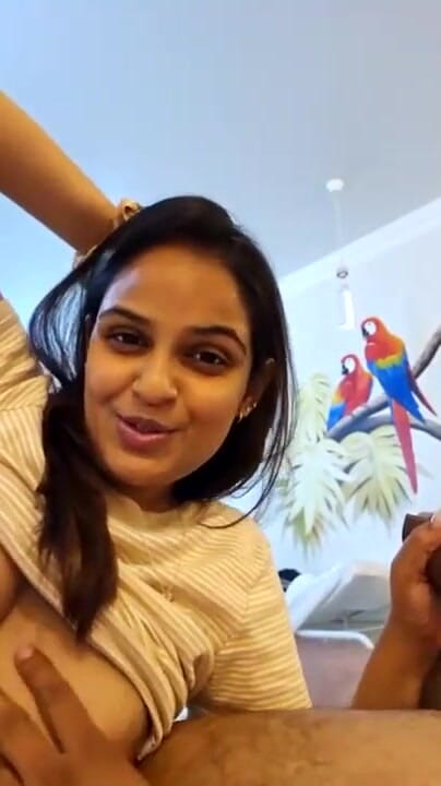 Zgodna indijska žena i muž odgovaraju na pitanja u video pozivu | Klip 2