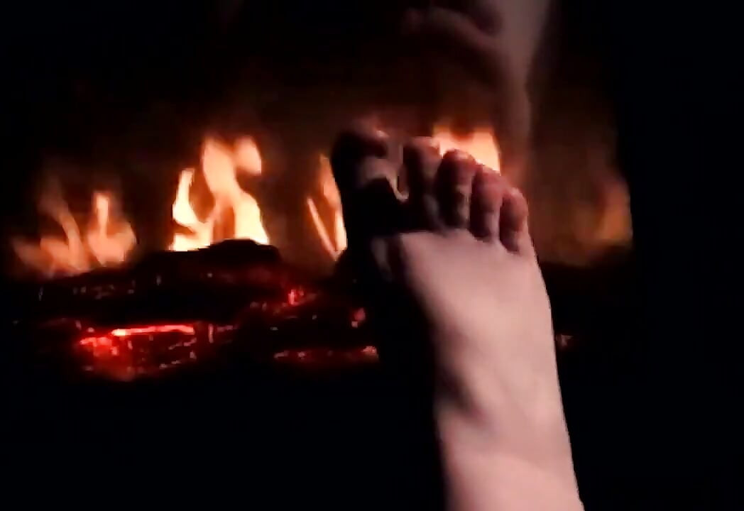 Zagrijavam noge na vatri da se zagriju i znoje za tvoj kurac i jaja