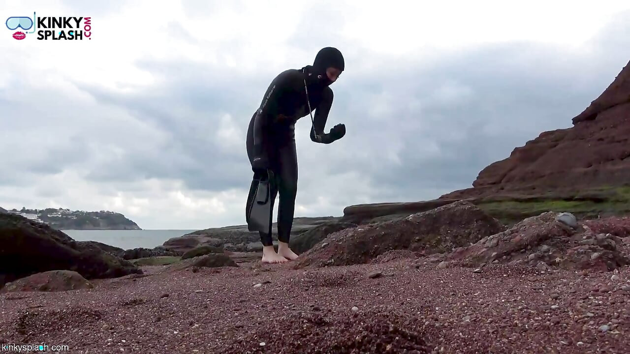 Wetsuit Giantess pronalazi malu igračku zadirkivanu