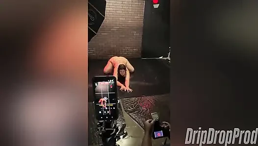 Siren'in sikişi ve ev videolarını emiyor!!