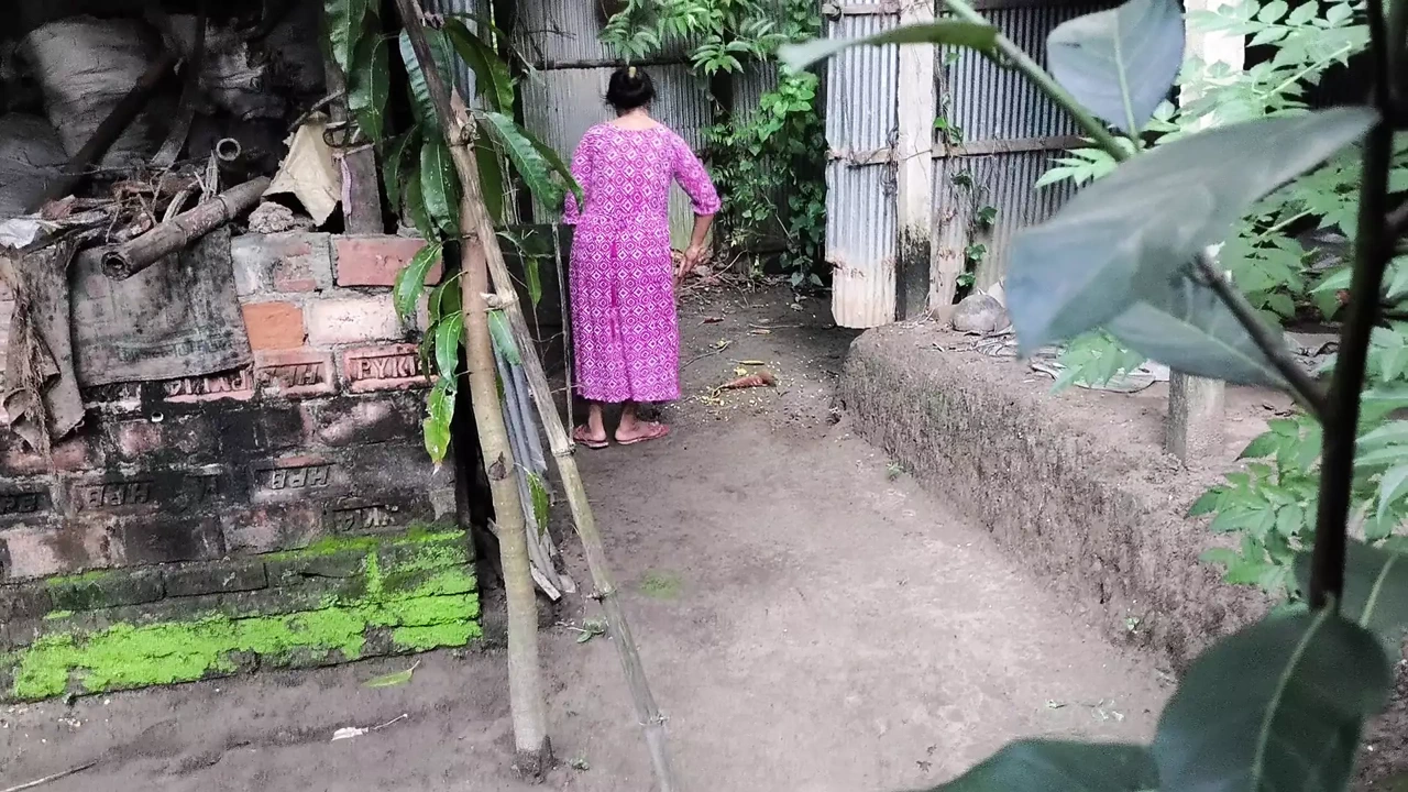 我看到我的阿姨在打扫院子，我拥抱她并开始做爱