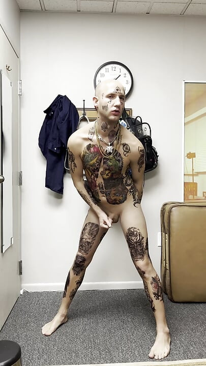 Twink bertato wajahnya mengocok sambil dildo disetubuhi