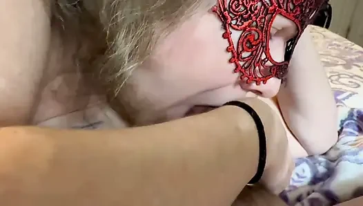 Amatör evli kadın sakso çekiyor, ağzına boşalıyor ve bakış açısıyla yutuyor