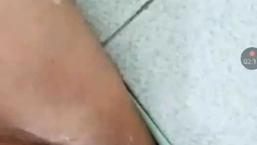 Meine enge muschi fingern, während er seinen schwanz wichst