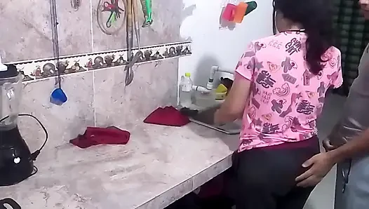 СЕКС СТОЯ НА КУХНЕ С МОЕЙ НЕВЕСТКОЙ В ЛЮБИТЕЛЬСКОМ ВИДЕО