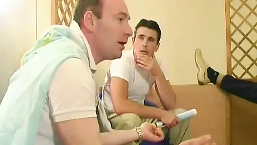 Симпатичную французскую крошку отшпилили в раздевалке