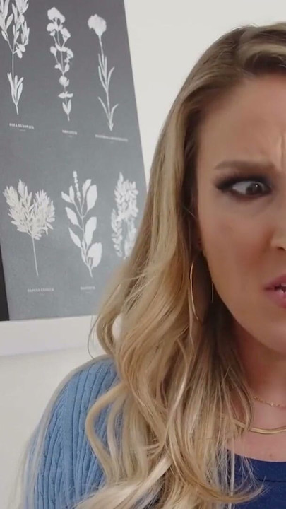 Üvey anne tanrıça Charley Hart üvey kızına bir adamı memnun etmek hakkında bildiği her şeyi öğretiyor | Klip 2