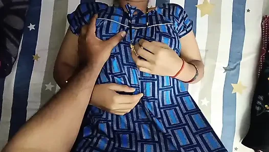 Desi Bhabhi kühlt ihr muschi-feuer mit klarer Hindi-Stimme ab.