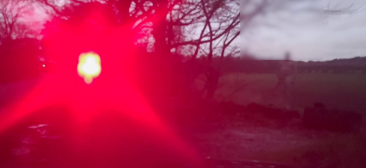 Telanjang dan bertelanjang kaki bersembunyi dari mobil yang lewat masturbasi dan twerking