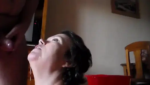 John писает, когда Джен лижет его член