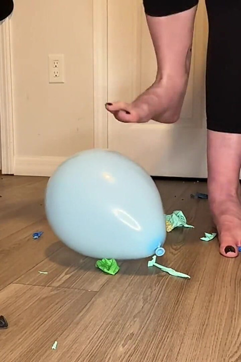 Akankah pop!? Kaki raksasa vs balon tanpa alas kaki, sandal, pemusnahan van