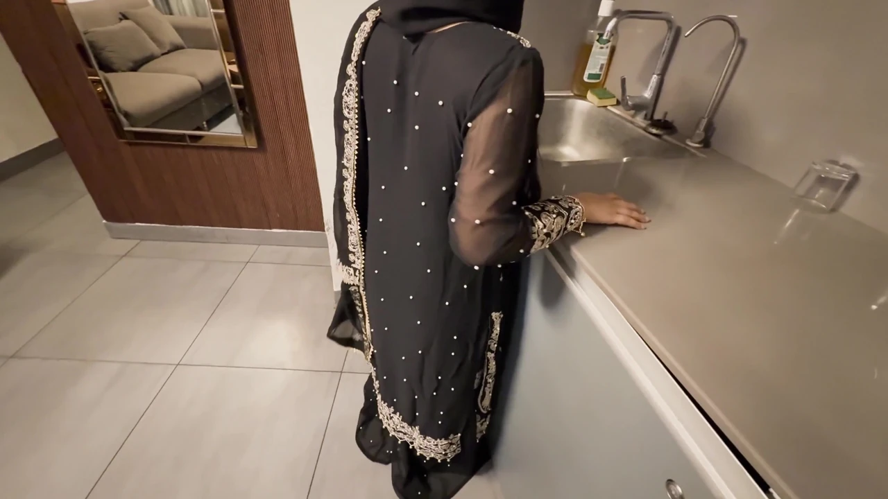 Üvey kız bekaretini yaşlı üvey babasına verdi ve sert seks yaptı.