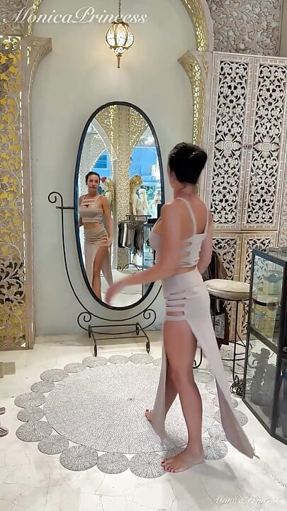 부티크에서 시도하는 섹시한 발리 의상