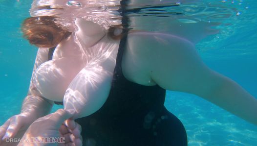 Footjob sous l'eau, sexe et compression de tétons en POV sur une plage publique - gros seins naturels, PAWG, femme BBW, perverse en vacances