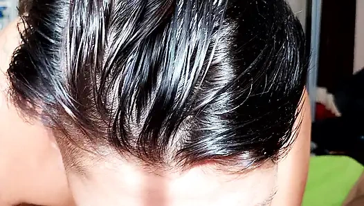 Cewek sange ini nyepong kontol dan telan sperma pagi-pagi!