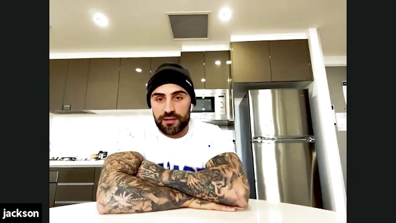 Jackson O'doherty rozbiera się nago i ujawnia sekrety sypialni
