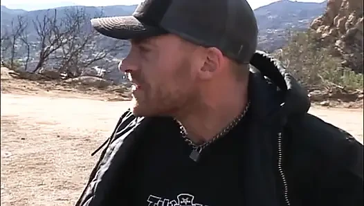 Возбужденную телочку с маленькими сиськами трахают в ее задницу