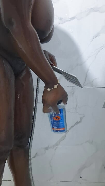 Un baño de gel caliente lavándome el coño para dejarlo limpio y poder follar.