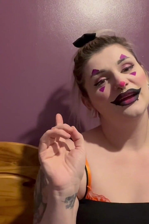Klaun nevlastní sestra tě spatří při plížení joi hry