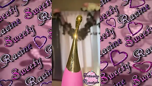 Чернокожая жиробасина ублажает темную киску вибратором клитора