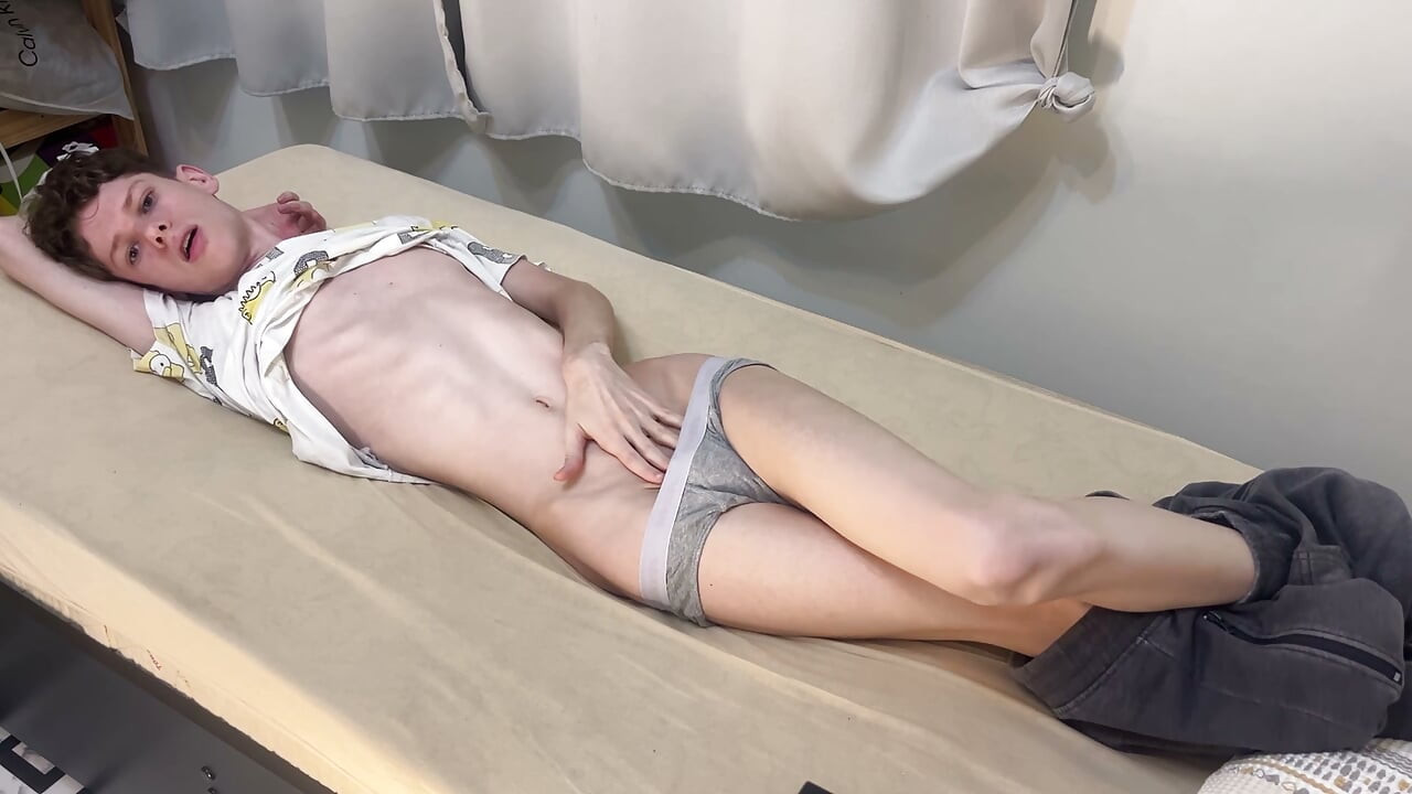 Sıska bir twink yatağında vücudunu gösteriyor