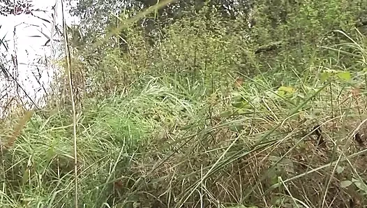 Kalın götlü orta yaşlı seksi kadın açık havada sikişiyor