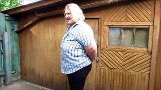 T 俄罗斯女人在院子里撒尿