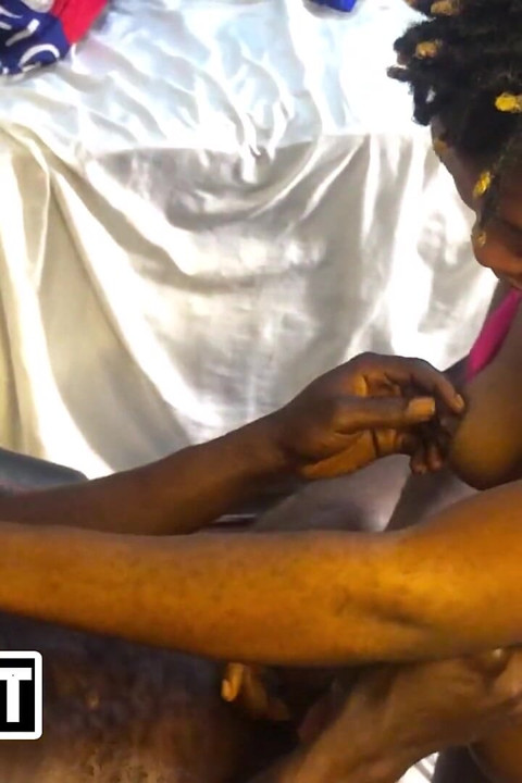 그녀는 나를 유혹하고 내 큰 흑인 자지를 따먹게 해