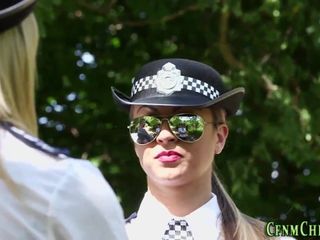 Wanita polis Eropah berpakaian tikam