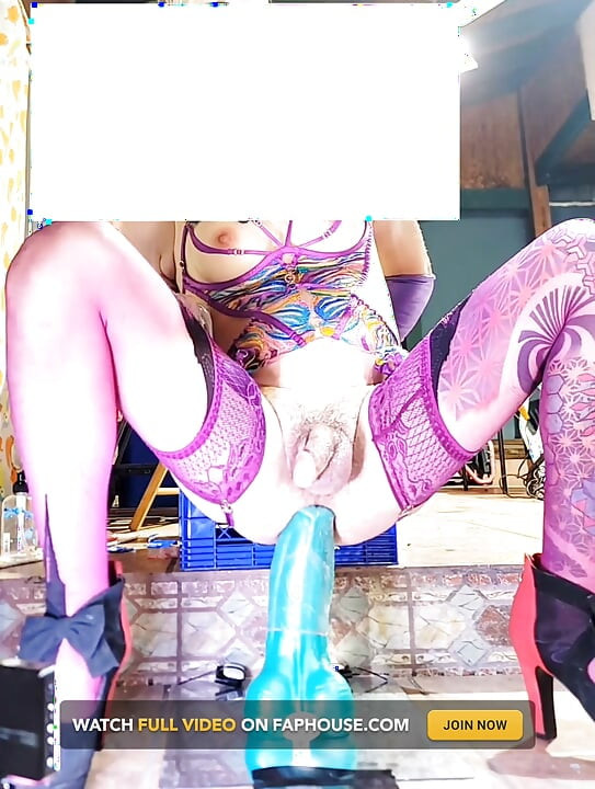 TS Sissy dễ thương chuyển giới đồ lót gợi cảm cưỡi con cu giả lớn qua đường lỗ hậu mà không có quần lót