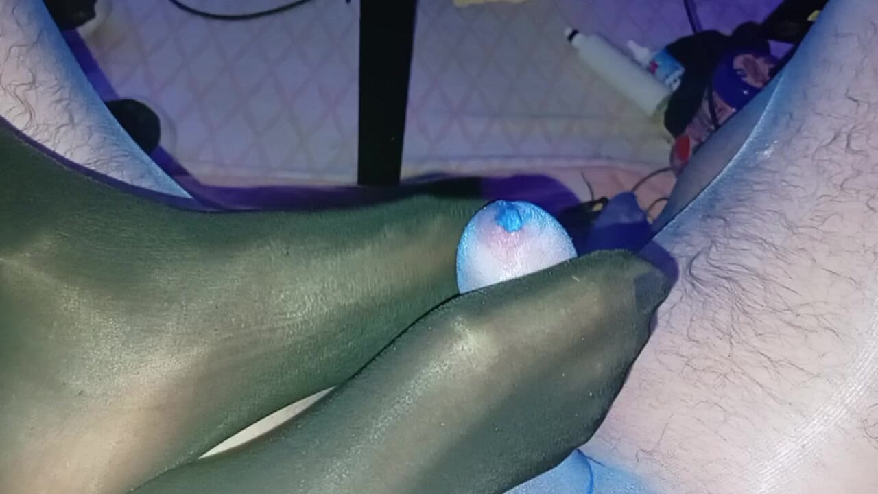 Zwart op blauwe panty voetenbeurt