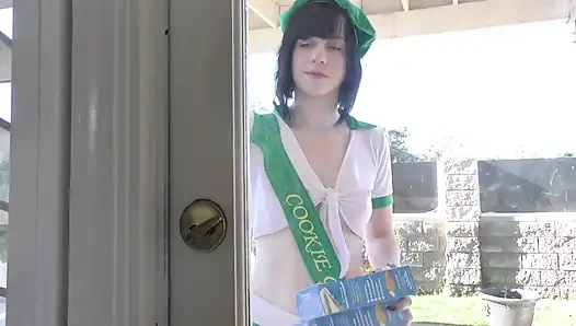 Remi Jones позволяет всем трахнуть ее сладкую манду