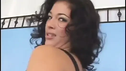 Memek becek pelacur jalang ini dientot habis-habisan sama kontol besar
