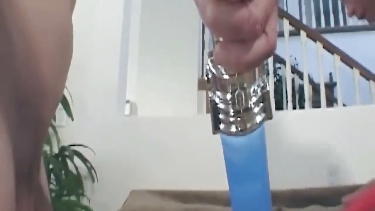 Dojrzała brunetka MILF rozciąga cipkę bananem i jabłkiem