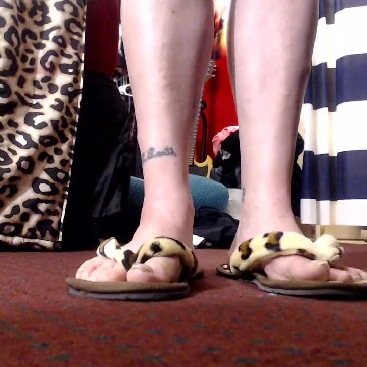 Toe wiggling flip flops