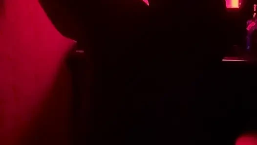 Интенсивный романский секс в красной комнате приводит к кримпаю после минета