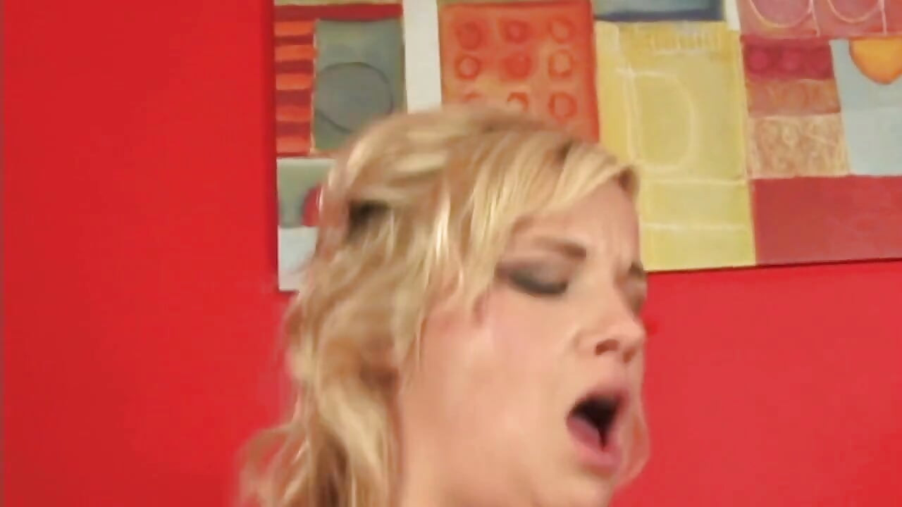 Loira puta fodida com força e porra engolida