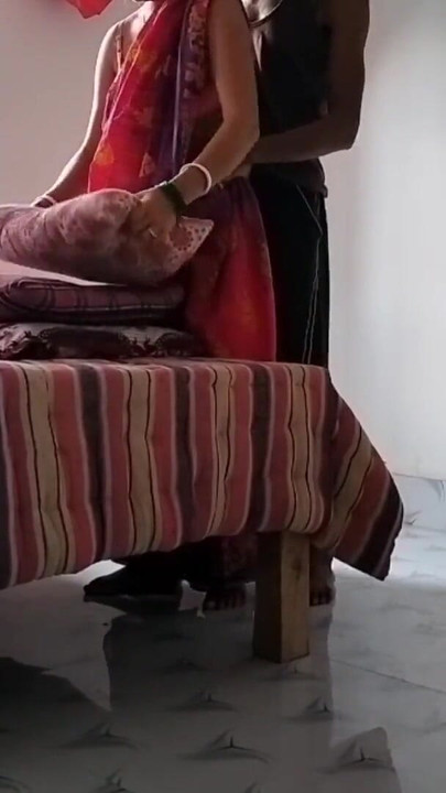 Zadivljujući trenutak iz "Lokalnog indijskog napaljenog seksa u posebnoj xxx sobi (službeni video Villagesex91 )"