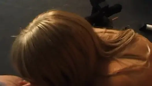 Sevimli sarışın hatun oyuncu seçmelerinde sert yarak emiyor