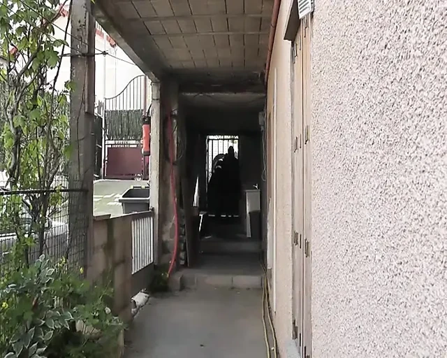 即使是成熟的女性也会在戴绿帽的丈夫面前被操