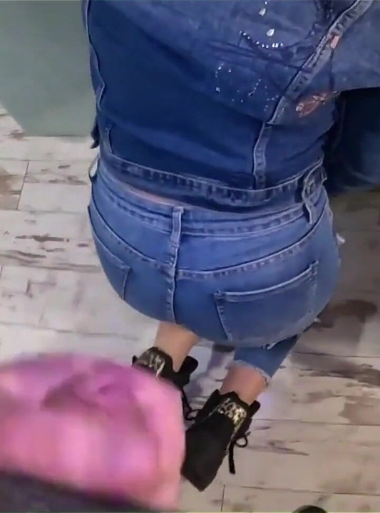 찢어진 청바지와 오픈 데님 재킷에 하드코어 애널 및 더블 사정