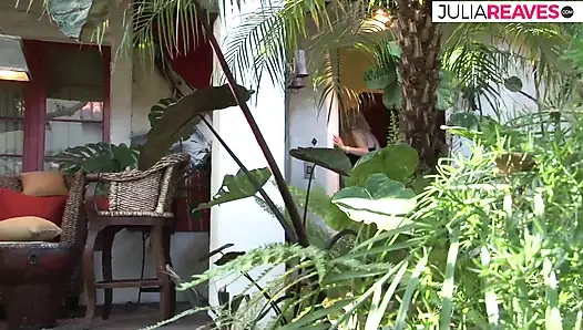 Sarışın orta yaşlı seksi kadın büyük bir yarağa öğürterek boşalıyor